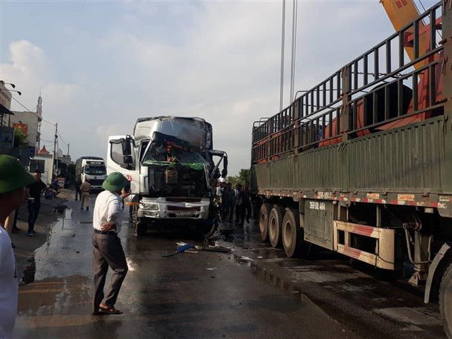 Xe tải nát đầu vì đâm phải xe rơmoóc, tài xế bị thương nặng ảnh 1