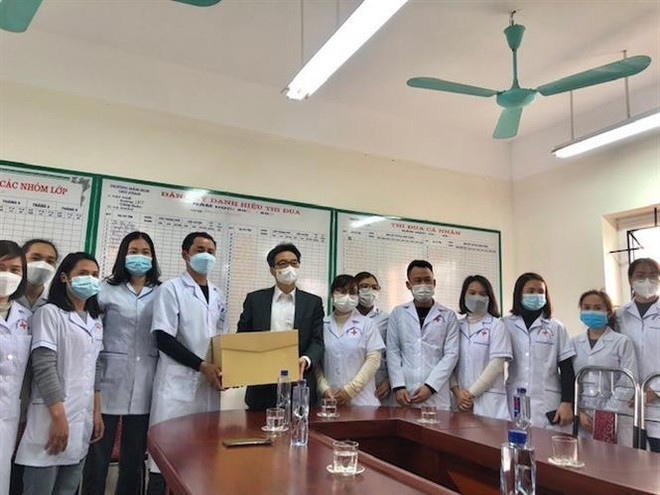 Phó Thủ tướng động viên cán bộ y tế đang điều trị bệnh nhân COVID-19 ảnh 1