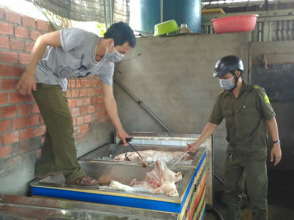 Đồng Nai phát hiện 2,5 tấn thịt lợn "bẩn" đã thâm đen, bốc mùi ảnh 1