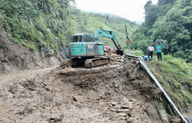 Yên Bái huy động lực lượng giải phóng đất đá sạt lở trên Quốc lộ 32. (Ảnh: Tuấn Anh/TTXVN) Nâng cao năng lực cảnh báo chi tiết đến điểm có nguy cơ sạt lở ảnh 2