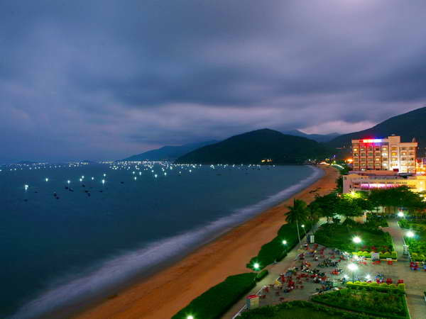 Di dời tàu thuyền ra khỏi bãi biển trung tâm Quy Nhơn ảnh 1