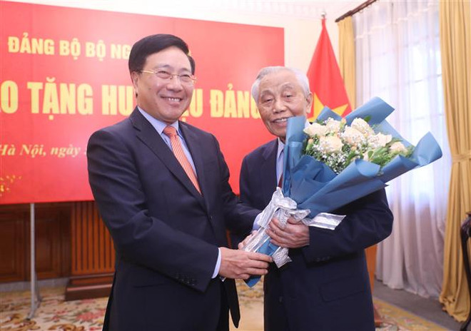 Trao tặng Huy hiệu Đảng cho nguyên các lãnh đạo Bộ Ngoại giao ảnh 1