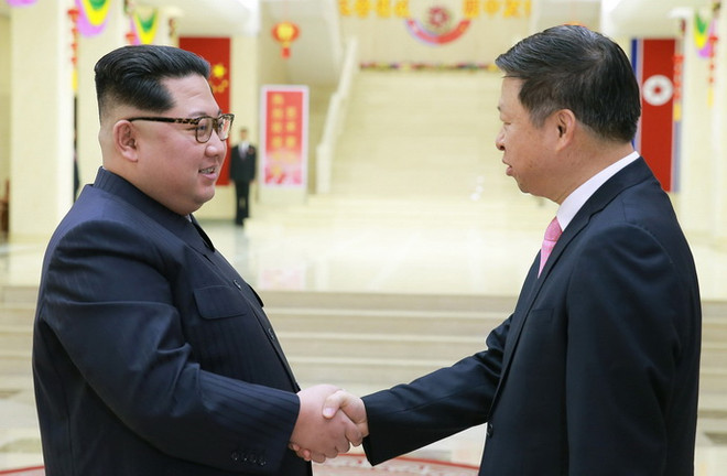 Nhà lãnh đạo Kim Jong Un (trái) và ông Tống Đào (phải) trong cuộc gặp tại Bình Nhưỡng ngày14/4. (Nguồn: Yonhap/TTXVN) Lãnh đạo Triều Tiên hoan nghênh đoàn nghệ thuật Trung Quốc ảnh 1