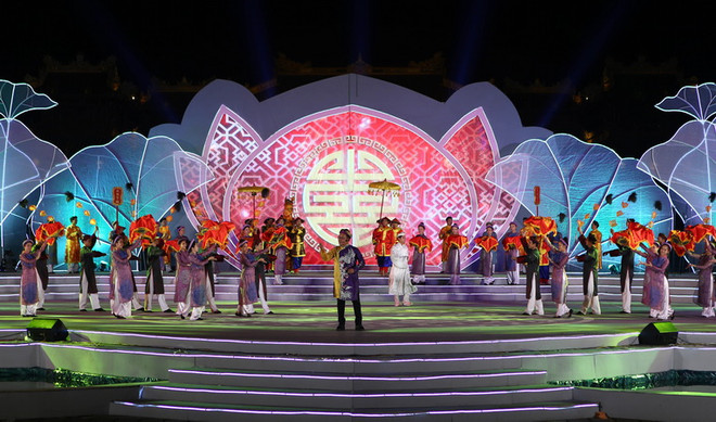 Một tiết mục nghệ thuật trong đêm bế mạc Festival Huế 2016. (Ảnh: Hồ Cầu/TTXVN) Pháp tiếp tục là đối tác chính tại Festival Huế lần thứ X - 2018 ảnh 1