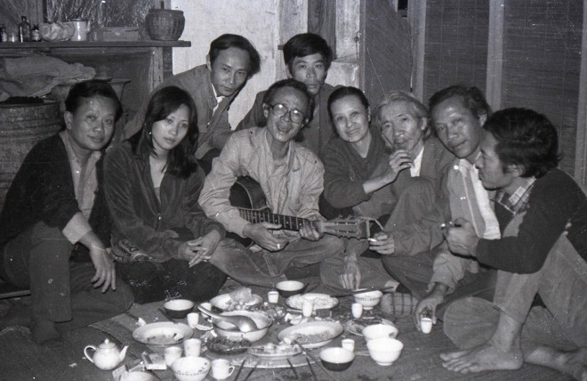 Bức ảnh "Những người muôn năm cũ" được nhiếp ảnh gia Hà Tường chụp năm 1983 tại nhà riêng của nhạc sĩ Nguyễn Thụy Kha. (Nguồn: Báo Thể thao Văn hóa) "Những người muôn năm cũ" - giới văn nghệ sỹ Việt nổi tiếng một thời ảnh 1