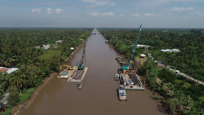Tỉnh Tiền Giang đắp đập ngăn mặn, trữ ngọt trên kênh Nguyễn Tấn Thành. (Nguồn: TTXVN) Chủ động ứng phó với hạn mặn ở Đồng bằng sông Cửu Long ảnh 2