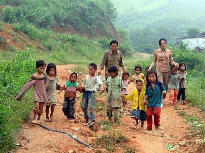 Các thầy cô đưa trẻ em nghèo, trẻ em dân tộc thiểu số đến trường. Ảnh minh họa. (Nguồn: TTXVN) Chuyện về những thầy, cô giáo cưu mang học trò nghèo ở Quảng Ngãi ảnh 1