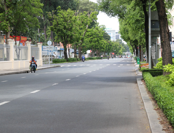Đường Nguyễn Thị Minh Khai, đoạn qua Quận 3 vắng vẻ trong ngày thực hiện Chỉ thị 16/CT-TTg của Thủ tướng Chính phủ. (Ảnh: Trần Xuân Tình/TTXVN) Thành phố Hồ Chí Minh: Siết chặt giãn cách xã hội, hạn chế lưu thông ảnh 1