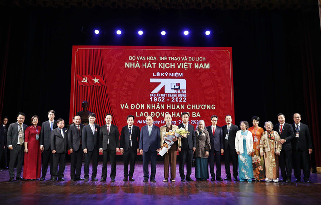 Nhà hát Kịch Việt Nam đón nhận Huân chương Lao động hạng Ba ảnh 2