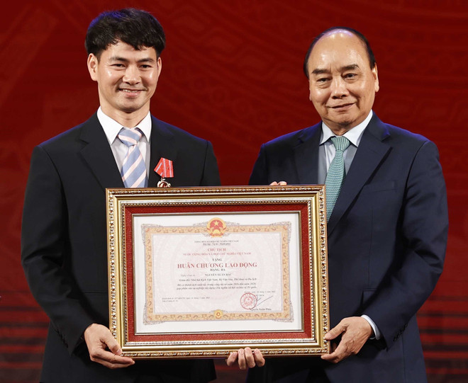 Nhà hát Kịch Việt Nam đón nhận Huân chương Lao động hạng Ba ảnh 1