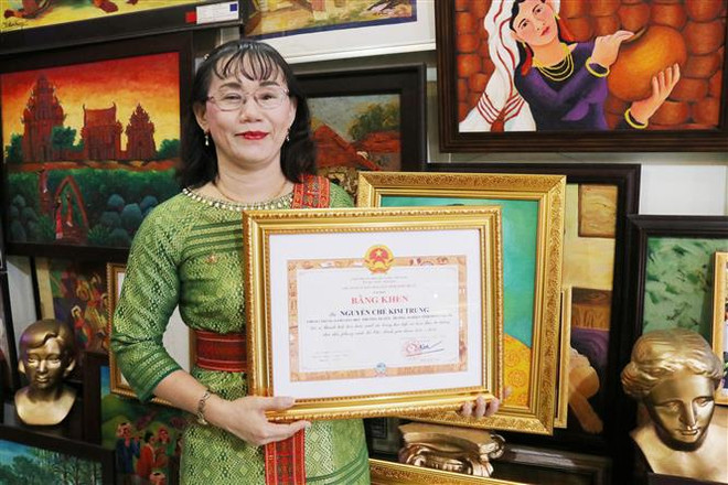 Thạc sỹ, họa sỹ Chế Kim Trung được Chủ tịch UBND tỉnh Ninh Thuận tặng Bằng khen vì đã có thành tích tiêu biểu xuất sắc trong học tập và làm theo tư tưởng, đạo đức, phong cách Hồ Chí Minh giai đoạn 2021-2023. (Ảnh: Nguyễn Thành/TTXVN) Nữ họa sỹ người Chăm với nhiều tác phẩm sinh động về Bác Hồ ảnh 2