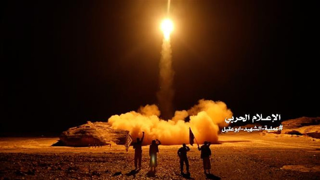 Tên lửa do phiến quân Houthi phóng từ thủ đô Sanaa, Yemen ngày 27/3/2018. (Ảnh: AFP/TTXVN) Saudi Arabia đánh chặn tên lửa của Houthi bắn từ Yemen ảnh 1