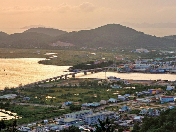 Phong cảnh thị xã Hà Tiên (tỉnh Kiên Giang). (Ảnh: Duy Khương/TTXVN) Nhiều ưu đãi cho du khách đến Kiên Giang trong dịp Tết ảnh 1
