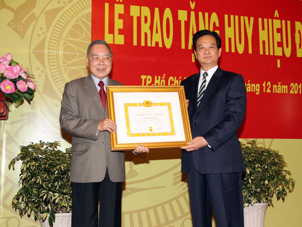 Trao Huy hiệu 55 tuổi đảng cho nguyên Thủ tướng Phan Văn Khải ảnh 1