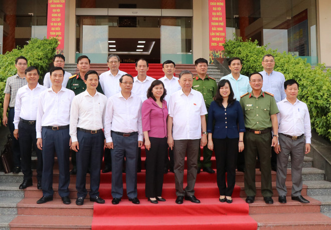 Đại tướng Tô Lâm, Bộ trưởng Bộ Công an chụp ảnh lưu niệm với các đại biểu tỉnh Bắc Ninh. (Ảnh: Đinh Văn Nhiều/TTXVN) Bộ trưởng Bộ Công an Tô Lâm tiếp xúc cử tri thành phố Bắc Ninh ảnh 1