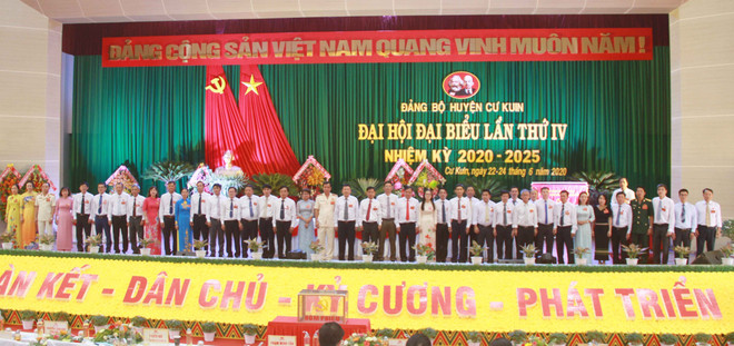 Ban Chấp hành Đảng bộ huyện Cư Kuin nhiệm kỳ 2020 - 2025 ra mắt Đại hội. (Ảnh: Hoài Thu/TTXVN) Đại hội Đảng bộ cấp huyện bầu trực tiếp Bí thư - Phát huy tính dân chủ ảnh 2