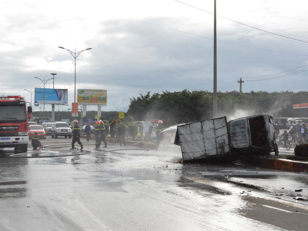 Hai ôtô tải phóng nhanh đâm trực diện, hai người chết tại chỗ ảnh 1