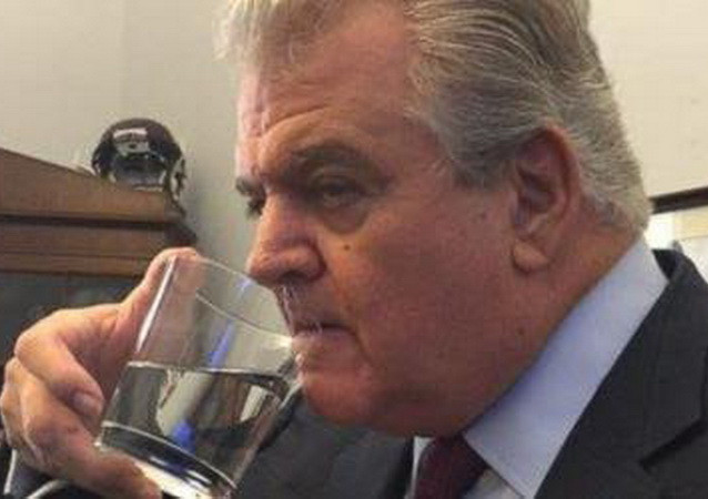 Nghị sỹ Mỹ trộm ly nước uống thừa của Giáo Hoàng Francis ảnh 2