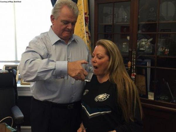 Nghị sỹ Mỹ trộm ly nước uống thừa của Giáo Hoàng Francis ảnh 3