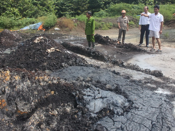 Bắt quả tang một đối tượng đổ chất thải nguy hại ra môi trường ảnh 1