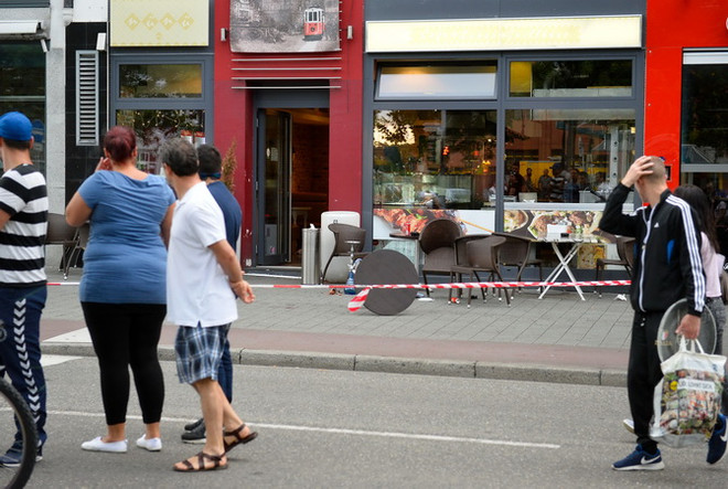 Hiện trường vụ tấn công bằng dao ở Reutlingen, ngày 24/7. (Nguồn: AFP/TTXVN) Thủ phạm tấn công bằng dao ở Đức là một người tị nạn Syria ảnh 1