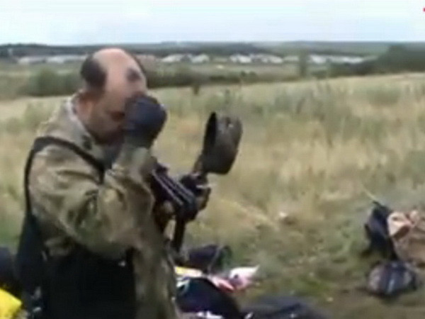 Quân tự vệ thu chiến lợi phẩm vụ MH17: Sự thật đã bị bóp méo ảnh 2