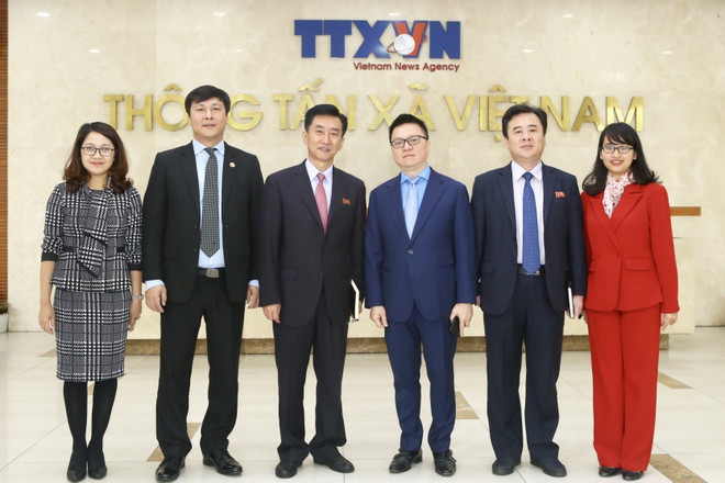 Các đại biểu chụp ảnh chung. (Ảnh: Minh Quyết/TTXVN) Phó Tổng Giám đốc TTXVN tiếp Đại biện Lâm thời CHDCND Triều Tiên ảnh 2