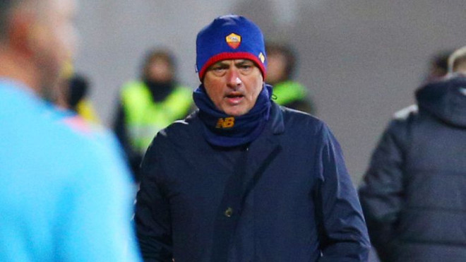 Jose Mourinho buồn bã sau thất bại của Roma. (Nguồn: Sky) HLV Mourinho nhận trách nhiệm sau thảm bại 1-6 của AS Roma ảnh 1