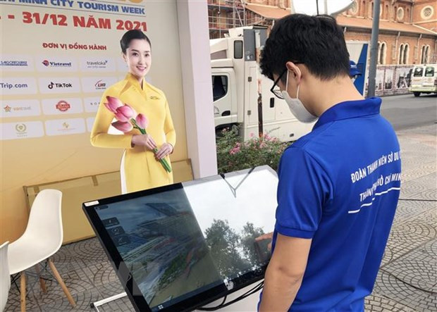 Người dân Thành phố Hồ Chí Minh trải nghiệm không gian giới thiệu hình ảnh và thông tin điểm đến nổi bật tại Bưu điện Trung tâm thành phố. (Ảnh: Mỹ Phương/TTXVN) Chuyển đổi Số là một trong bốn khâu đột phá của ngành văn hóa năm 2022 ảnh 2
