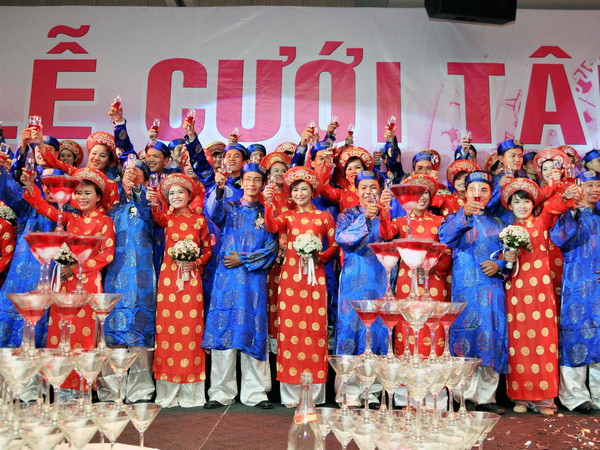 Các cặp đôi tham gia lễ cưới tập thể 2014. (Ảnh: An Hiếu/TTXVN) Lễ cưới tập thể cho 100 đôi uyên ương tại TP Hồ Chí Minh ảnh 1