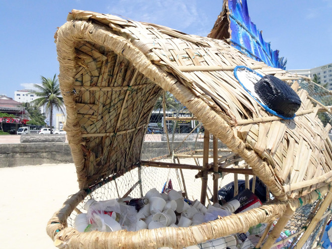 Cận cảnh cá bống khổng lồ thu gom rác thải nhựa trên bãi biển Mỹ Khê ảnh 1