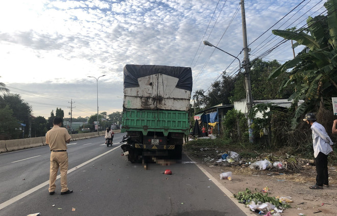 Hiện trường vụ tai nạn. (Ảnh: Đậu Tất Thành/TTXVN) Lái xe máy đâm vào xe tải đỗ ven đường, nam thanh niên tử vong ảnh 1