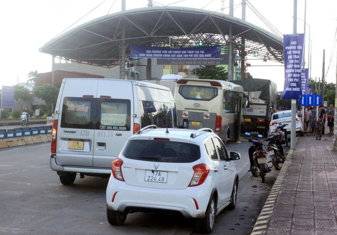 Trạm thu phí BOT Thanh Nê ùn tắc, nhiều phương tiện chọn lối đi tắt ảnh 1