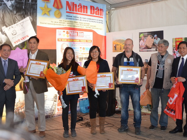 Báo Nhân dân khai trương gian trưng bày tại Hội báo Nhân đạo Pháp ảnh 1