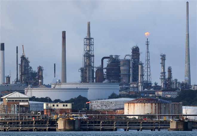 Cơ sở lọc dầu Esso ở Fawley, gần Southampton, Anh ngày 4/10/2021. (Ảnh: AFP/TTXVN) Giá dầu thế giới tăng nhẹ phiên 30/12 trước thềm cuộc họp của OPEC+ ảnh 1