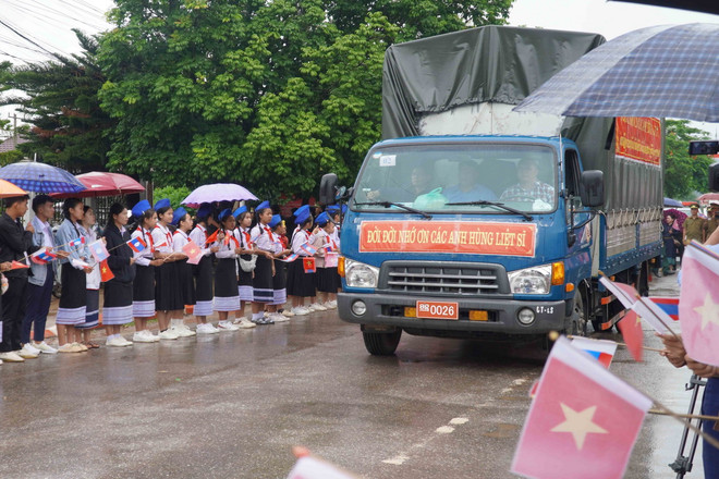 Lễ tiễn đưa hài cốt các anh hùng liệt sỹ hy sinh tại Lào về với đất Mẹ. (Ảnh: Đỗ Bá Thành/TTXVN) ttxvn_hai cot lao (2).jpg