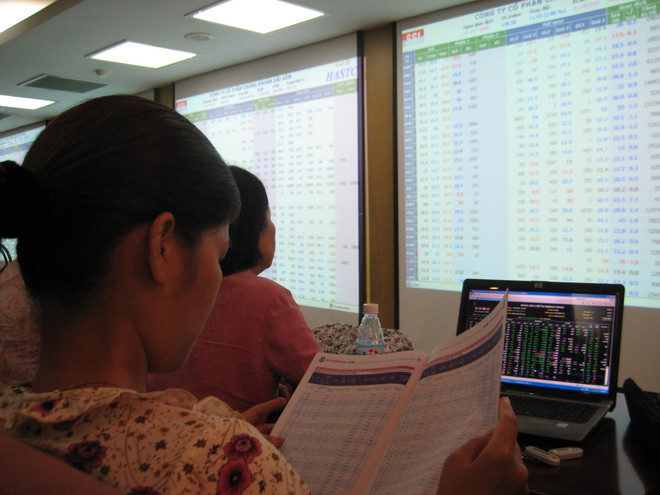 Ảnh minh họa. (Nguồn: PV/Vietnam+) TTCK: Hàng loạt cổ phiếu tăng giá giúp VN-Index tiến gần 1.300 điểm ảnh 1