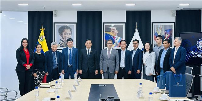 Đoàn công tác Viglacera chụp ảnh chung cùng đại diện Bộ Công nghiệp và Sản xuất Venezuela. (Ảnh: TTXVN phát) Doanh nghiệp Việt Nam tìm cơ hội tiến sâu vào thị trường Mỹ Latinh ảnh 1