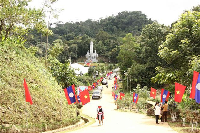 Nghĩa tình kết nối hai bờ biên giới Việt Lào: Ấm, lạnh có nhau ảnh 4