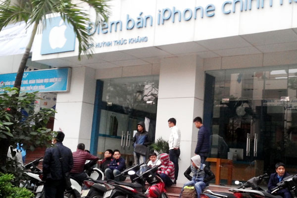 Xếp hàng cả đêm để đợi mua siêu phẩm iPhone 6 tại Hà Nội ảnh 2