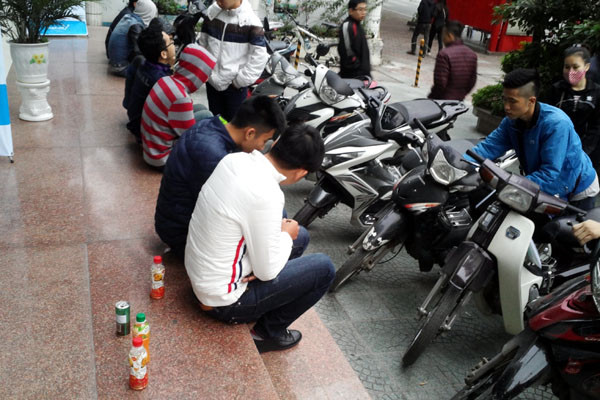 Xếp hàng cả đêm để đợi mua siêu phẩm iPhone 6 tại Hà Nội ảnh 3