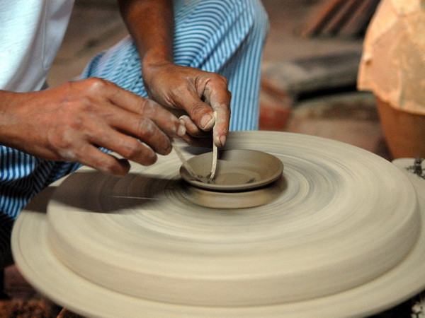 Người nghệ nhân nặng lòng với gốm Hương Canh ảnh 1