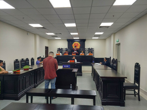 Phạt 13 năm tù cựu cán bộ công an lừa đảo xin việc, xin học ảnh 1