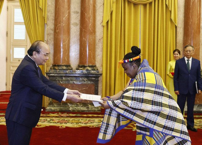 Chủ tịch nước Nguyễn Xuân Phúc tiếp các đại sứ trình Quốc thư ảnh 1