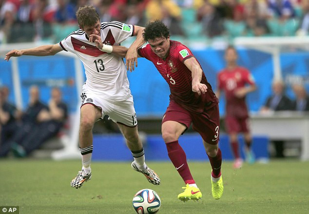 Cận cảnh tình huống nhận thẻ đỏ gây tranh cãi của Pepe ảnh 1