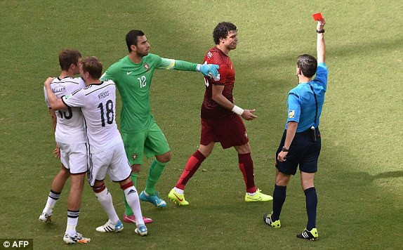 Cận cảnh tình huống nhận thẻ đỏ gây tranh cãi của Pepe ảnh 5