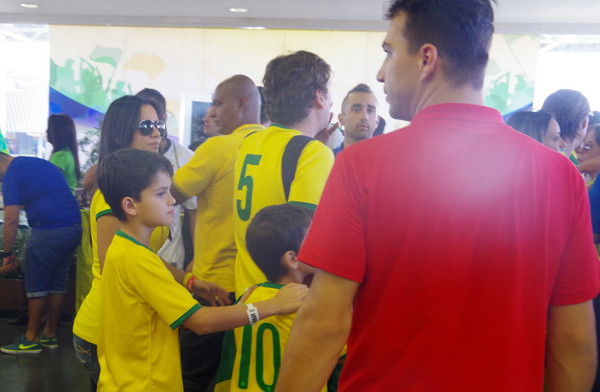 Giấc mơ trở thành Neymar của những đứa trẻ Brazil bị ngăn cấm ảnh 2