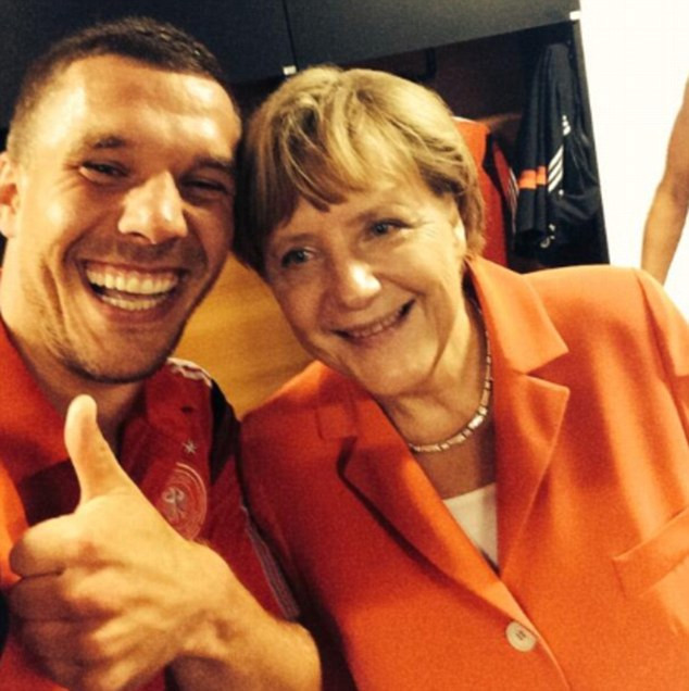 Podolski chụp ảnh “tự sướng” với Thủ tướng Đức Merkel ảnh 1