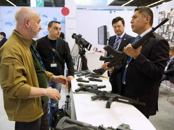 [Video] Nhiều vũ khí quân sự hiện đại tại Triển lãm quốc phòng ảnh 1