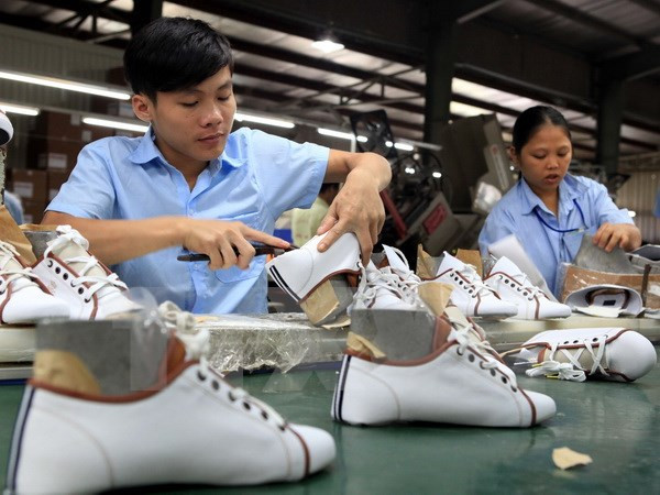 Sản xuất giày xuất khẩu. (Ảnh: Trần Việt/TTXVN) Sự kiện trong nước 12-18/12: Không để người dân vùng lũ bị đói rét ảnh 3